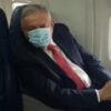 El presidente Andrés Manuel López Obrador usando cubrebocas durante un vuelo.