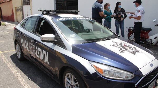 Policías de Colima recorren colonias para hablar con los vecinos. (@SSP_COLIMA)