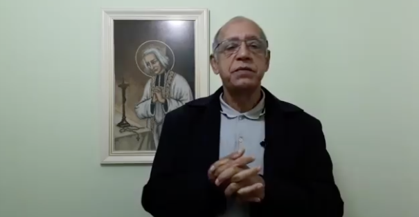 Padre pide que no haya vacuna para los que no van a la iglesia.