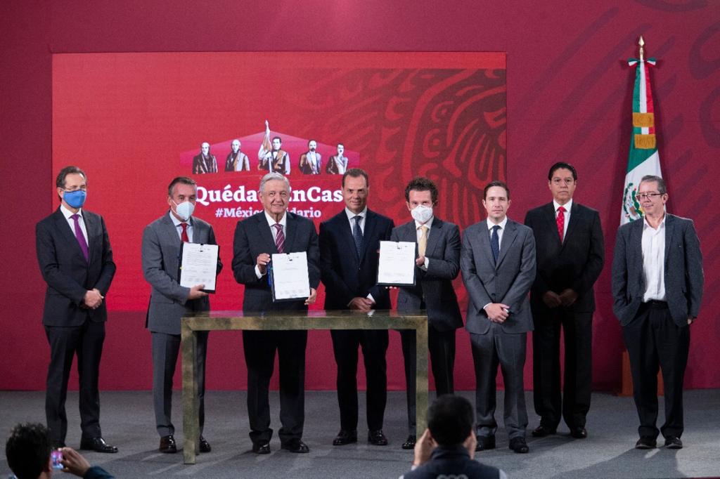 El presidente Andrés Manuel López Obrador encabezó la firma del acuerdo con cuatro televisoras para transmitir el 'Aprende en Casa'