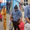 Niño paga 5 pesos por serenata para su mamá