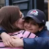 Niño que huyó de Ucrania se reencuentra con su madre