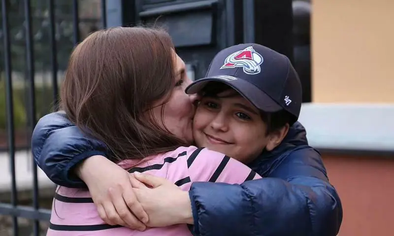 Niño que huyó de Ucrania se reencuentra con su madre