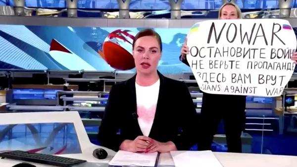 Reportera protesta contra la guerra en televisión nacional