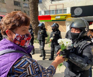 Flores a policías