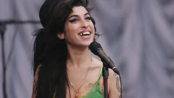 Critican a Neil Patrick Harris por servir carne en el cuerpo de Amy Winehouse