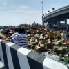 roban cervezas tras volcadura de camión en el Circuito Exterior Mexiquense