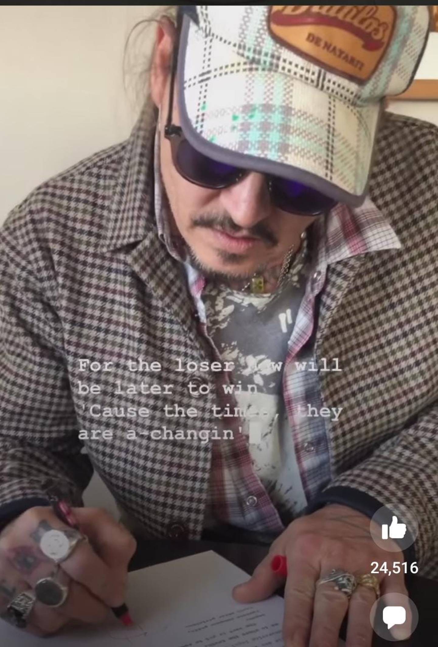 Johnny Depp usa gorra de Diablos de Nayarit