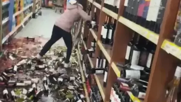 La despiden y se desquita con las botellas