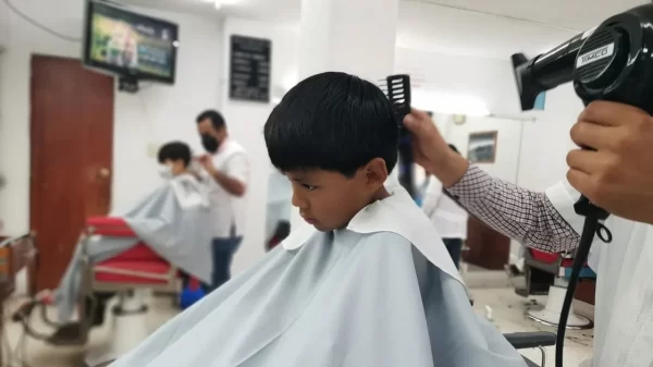 Niño gana amparo para no cortarse el pelo no lo dejaban entrar a la escuela
