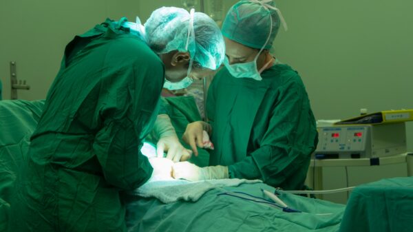 Acusan a médicos de cortar oreja a recién nacido durante cesárea