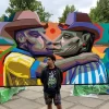 Artista pinta beso entre hombres aficionados de Tigres y Monterrey