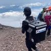 Repartidor sube hasta la cima del Monte Fuji para entregar una pizza, esto pagaron por ella