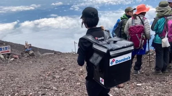 Repartidor sube hasta la cima del Monte Fuji para entregar una pizza, esto pagaron por ella