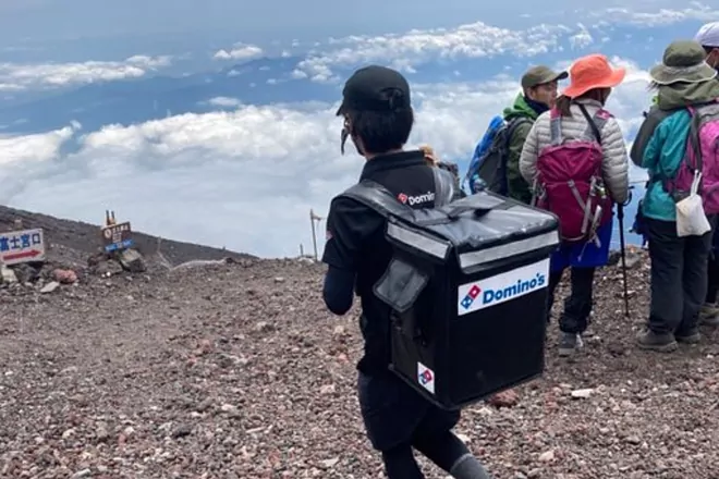 Repartidor sube hasta la cima del Monte Fuji para entregar una pizza, esto pagaron por ella