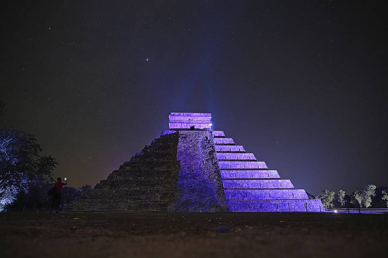 Agreden a turista por escalar pirámide de Kukulcán