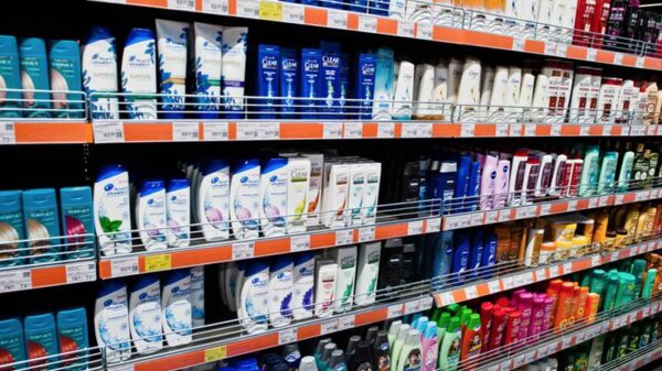 Encuentran altos niveles de químico causante de cáncer en shampoos secos