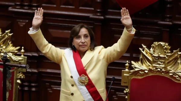 Dina Boluarte jura como la primera mujer presidenta de Perú