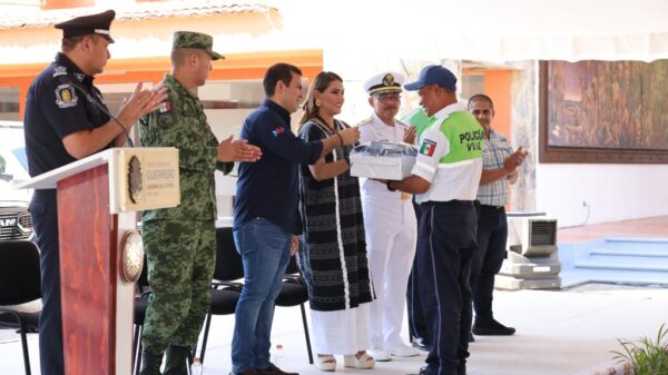 La gobernadora de Guerrero Evelyn Salgado entrega patrullas, equipo y uniformes a personal de Seguridad Pública de Zihuatanejo