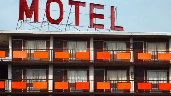 Motel amenaza con publicar video de clientes que se robaron sábanas