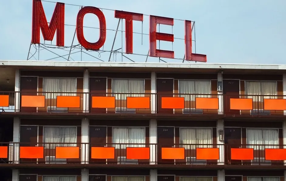 Motel amenaza con publicar video de clientes que se robaron sábanas