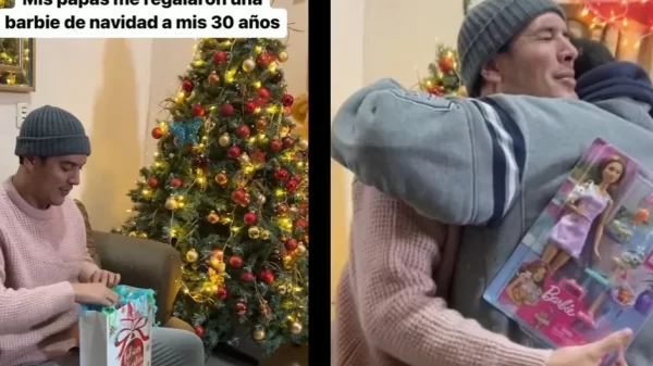 Padres regalan a hijo adulto la muñeca que siempre quiso en Navidad