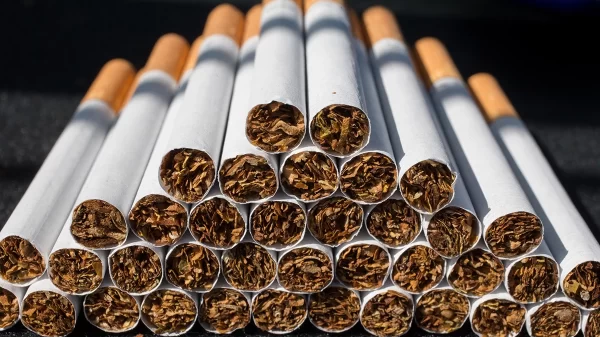 Adiós a las cajetillas de cigarros en las tiendas y a los espacios para fumadores en los restaurantes
