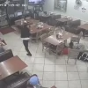 Hombre intenta asaltar una taquería con pistola de juguete y comensal lo mata