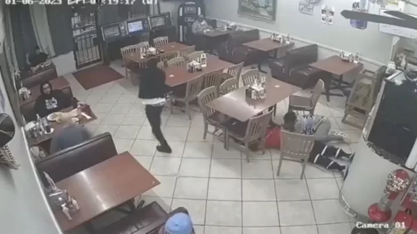 Hombre intenta asaltar una taquería con pistola de juguete y comensal lo mata