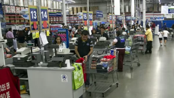 Es legal que sams club cobre comisión por pagar con tarjeta