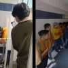 Joven emprendedor abre barbería en el baño de su escuela