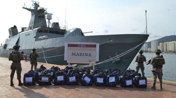 Elementos de la Marina cusltodian los 34 bultos con cocaína que fueron asegurados. Foto: Armada de México