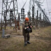 Un trabajador repara una planta eléctrica dañada en enero a causa de un ataque militar de Rusia. Actualmente Ucrania ha restablecido la electricidad en muchos lugares gracias al apoyo de Estados Unidos y de otros. (© Evgeniy Maloletka/AP)